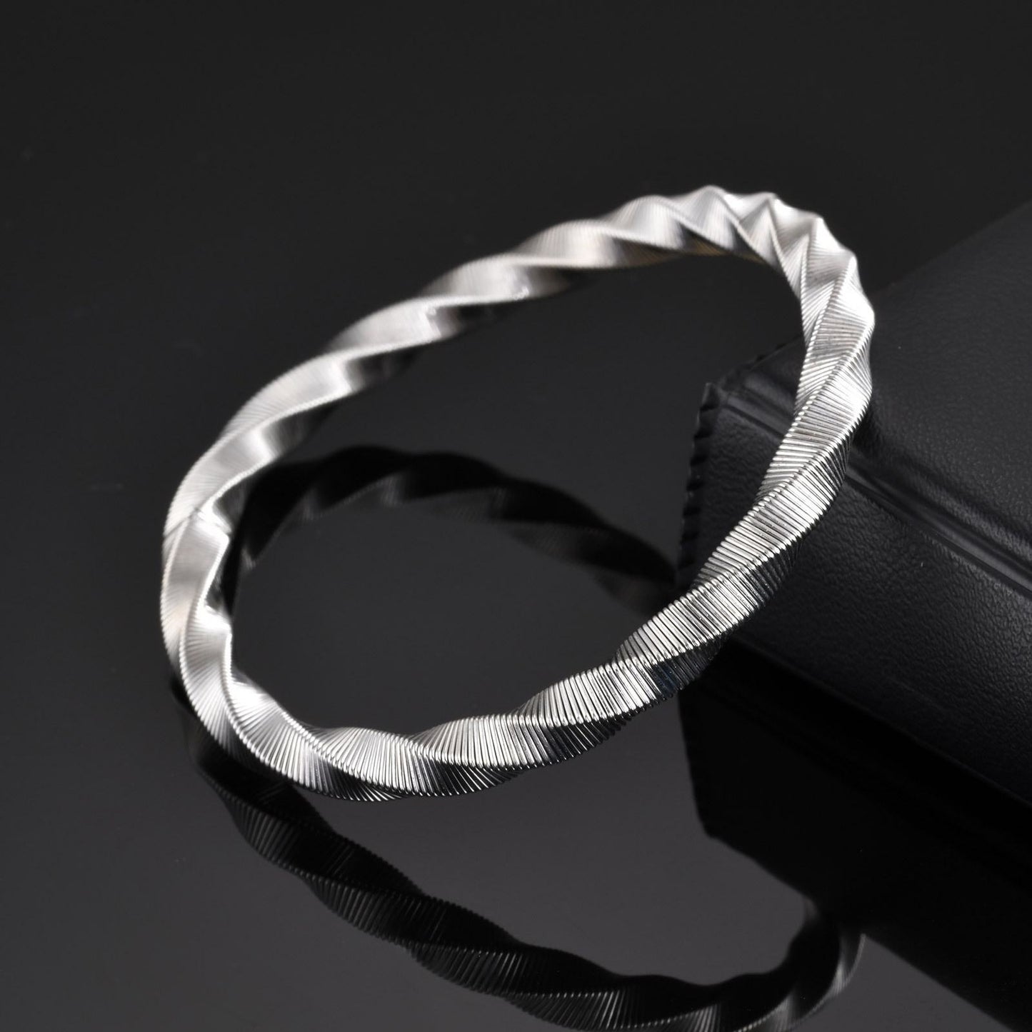 Luxury Twisted Ribbed Bangle – Gold & Silver Finish