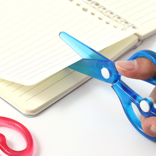 ✂️ Safety Scissors with Protective Cover – Multi-Purpose Cutting Tool