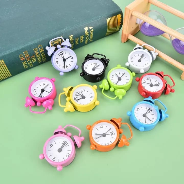 Quartz Mini – Alarm Desk Clock Style ⏰✨