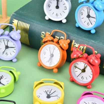 Quartz Mini – Alarm Desk Clock Style ⏰✨