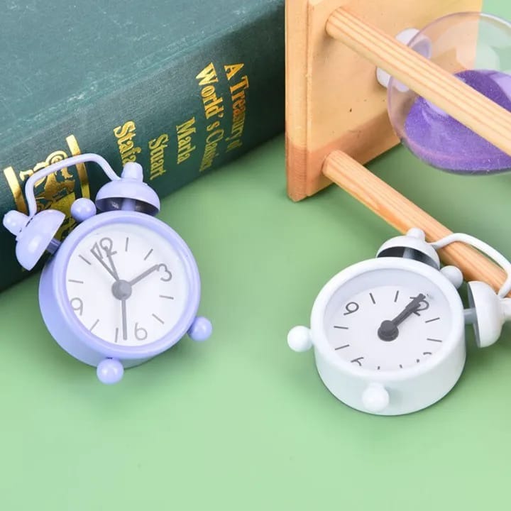 Quartz Mini – Alarm Desk Clock Style ⏰✨